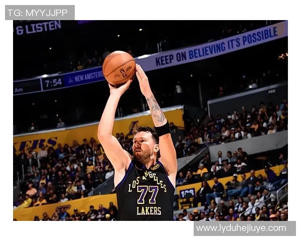 詹姆斯:我觉得东契奇有不错的出手机会,我们确实执行了战术